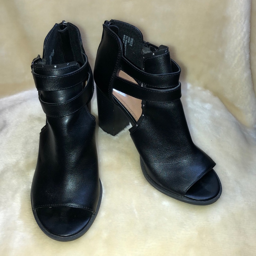 Report Black Shoe